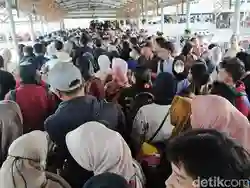 Pemudik Pejalan Kaki Menumpuk di Dermaga Bakauheni Karena Tidak Ada Petugas