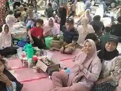 Cerita Warga yang Memilih Bawa Menu Lebaran dari Rumah Saat Piknik di Ragunan